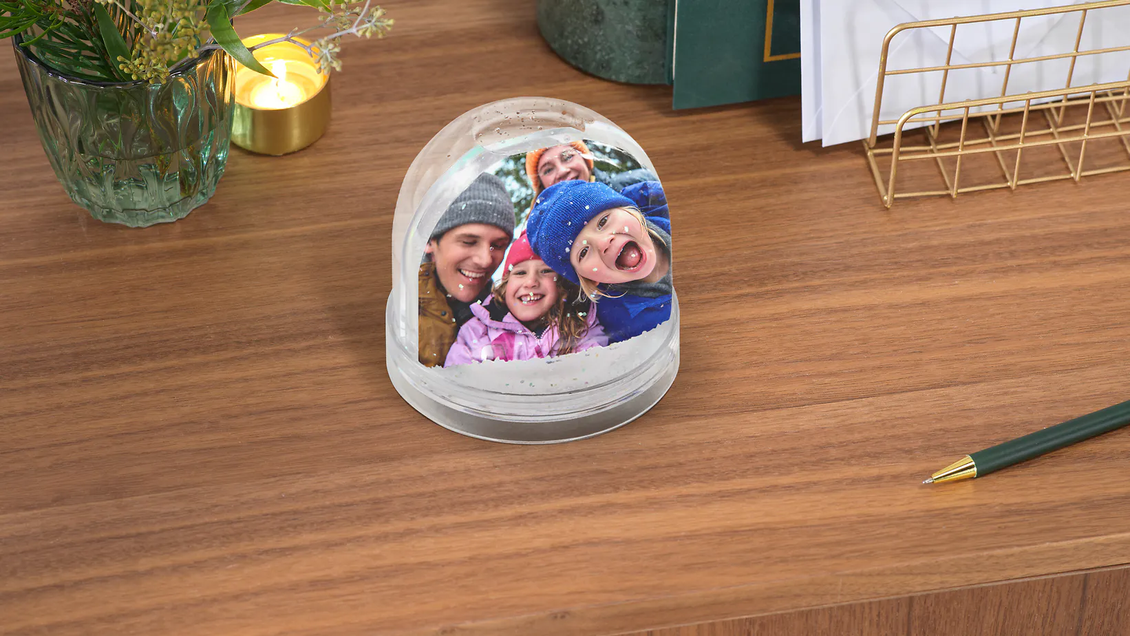 Glitterbol met sneeuw en familiefoto Glitterbol met sneeuw en familiefoto