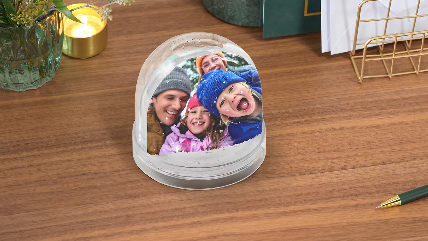 Glitterbol met sneeuw en familiefoto