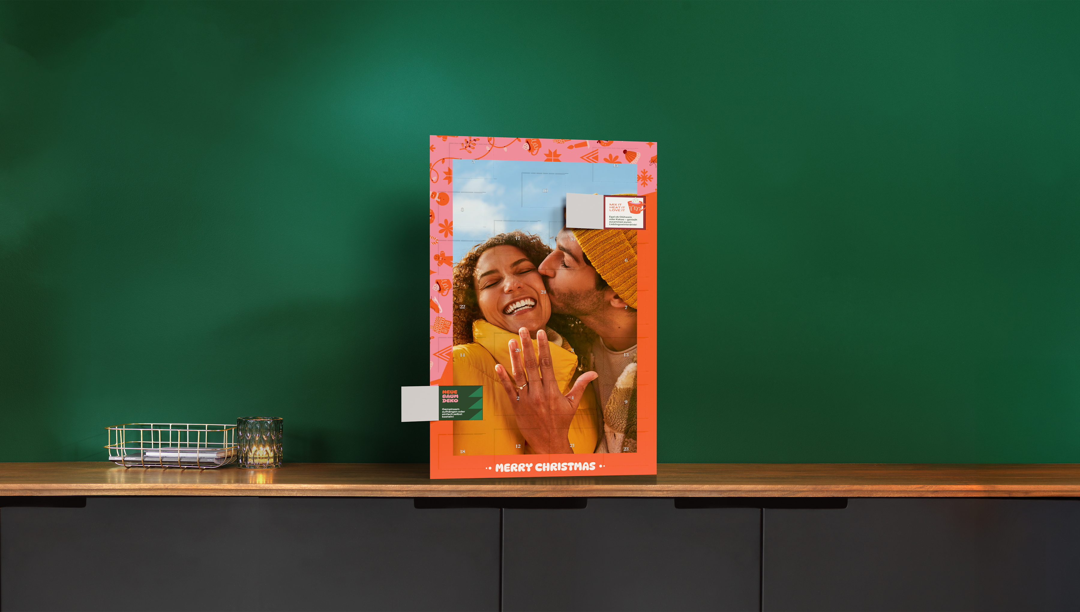 Pixum Foto-Adventskalender mit  weihnachtlichen Ideen für Pärchenzeit steht auf einem Tisch