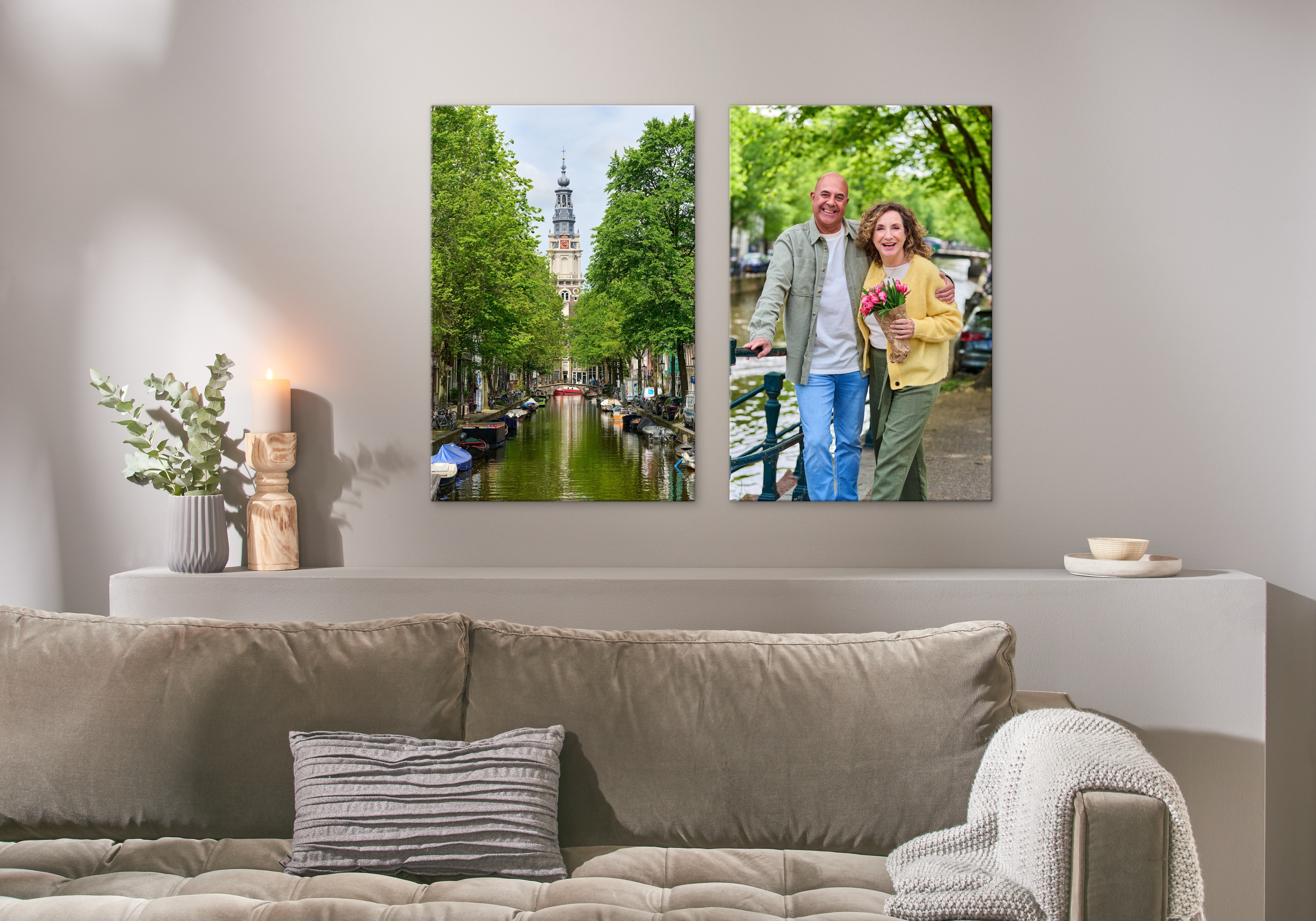 Deux toiles au format 60x90 cm avec des photos d'un couple qui fait un voyage dans une ville.
