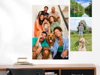Fotoposter im Wunschformat bestellen Ein grosses Fotoposter mit einem Motiv von zwei Freundinnen hängt über einem Schreibtisch an der Wand. Das Fotoposter ist quadratisch.