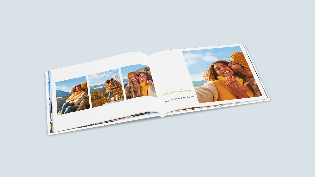 Aufgeschlagenes Fotobuch als Geschenk zum Geburtstag mit Meilensteinen. Die aufgeschlagene Seite zeigen Verlobungsfotos vom Geburtstagskind.
