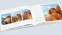 Geburtstagsfotobuch mit Meilensteinen Aufgeschlagenes Fotobuch als Geschenk zum Geburtstag mit Meilensteinen. Die aufgeschlagene Seite zeigen Verlobungsfotos vom Geburtstagskind.