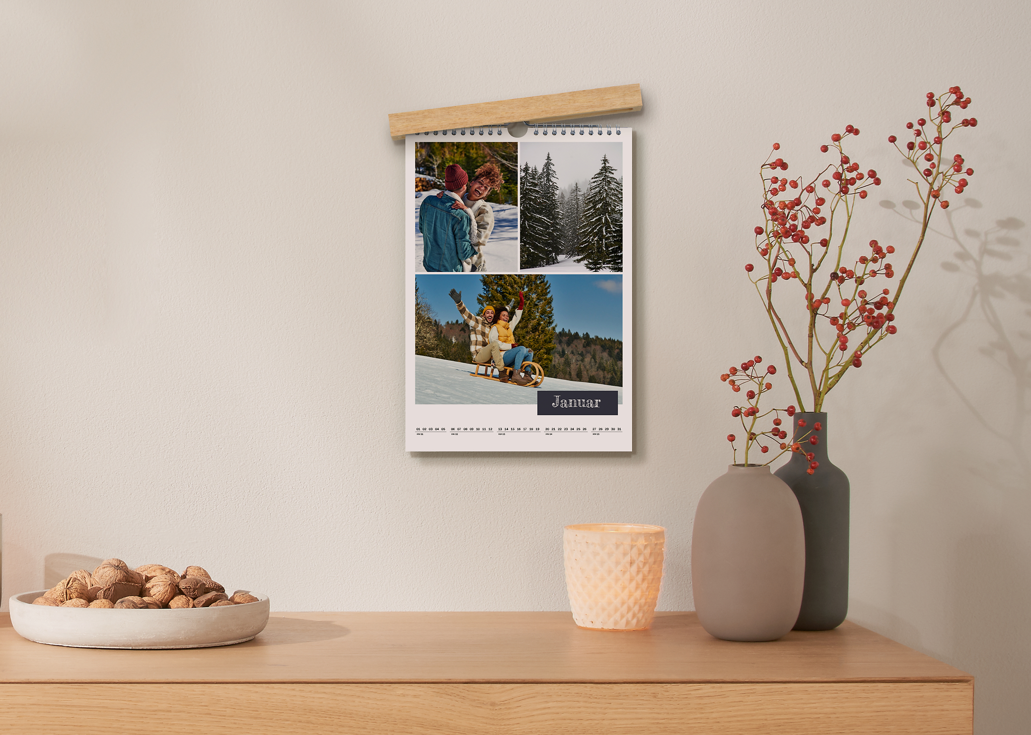 Wandkalender A4 im Hochformat mit Holzleiste und winterlichen Pärchenbildern
