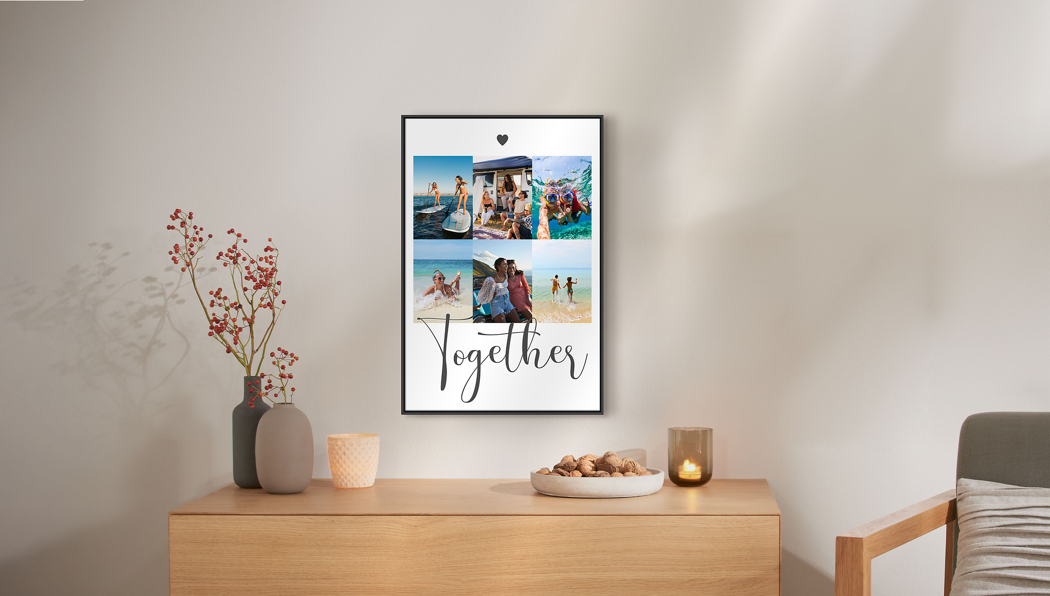 Über einer Kommode hängt ein Fotoposter mit einer Fotocollage mit Fotos einer Freundesgruppe. Die Collage besteht aus sechs Fotos und ist mit einem schwarzen Rahmen gerahmt. Über den Fotos ist ein kleines schwarzes Herz platziert, darunter steh in großer schwarzer Schrift "Together".