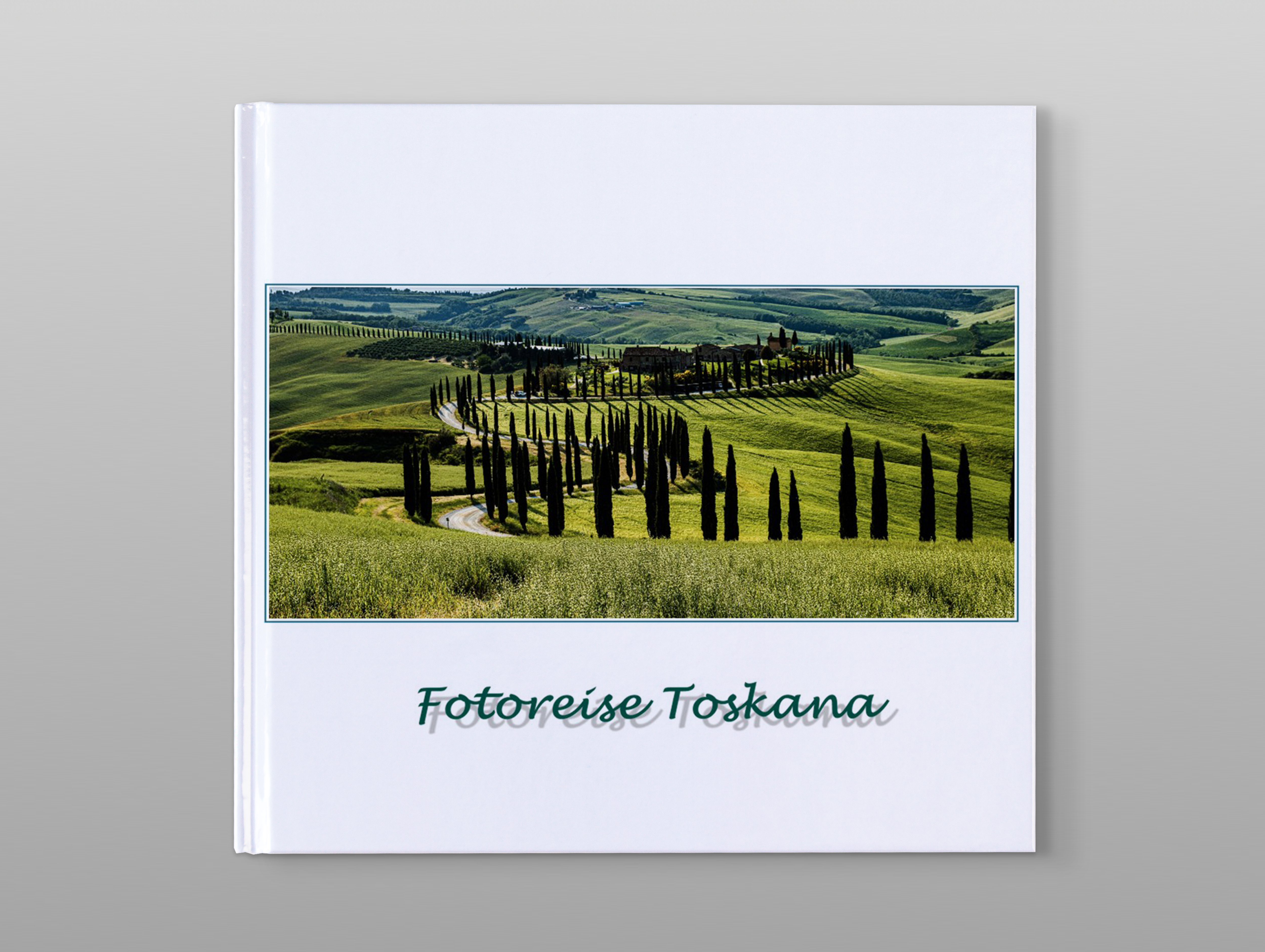 Cover eines Pixum Fotobuch Kundenbeispiels von der Toskana vor grauem Hintergrund