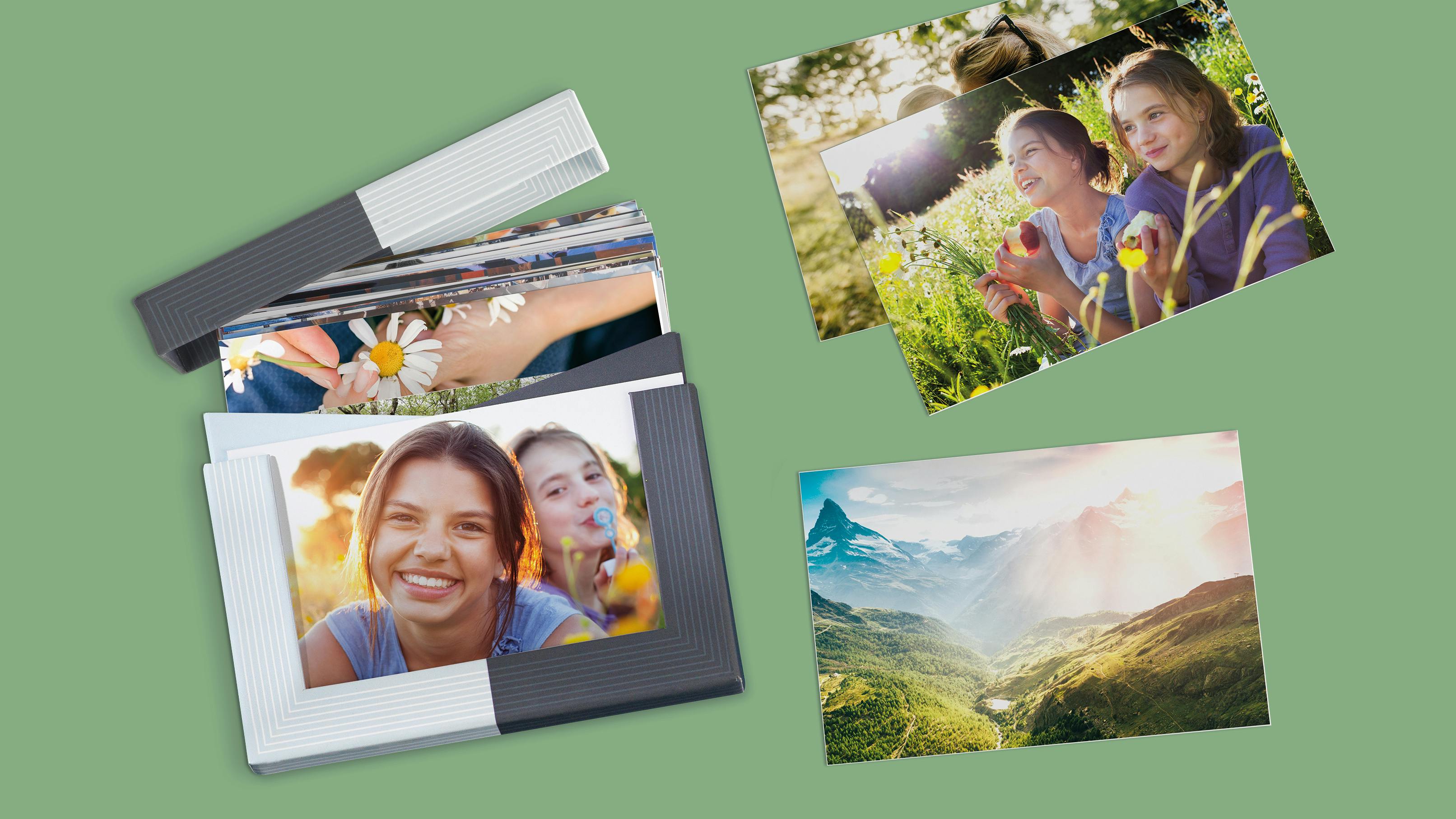 Bilderbox mit sommerlichen Fotoabzügen vor grünem Hintergrund
