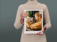 Fotolibro Pixum grande verticale Una donna regge un Fotolibro Pixum grande verticale