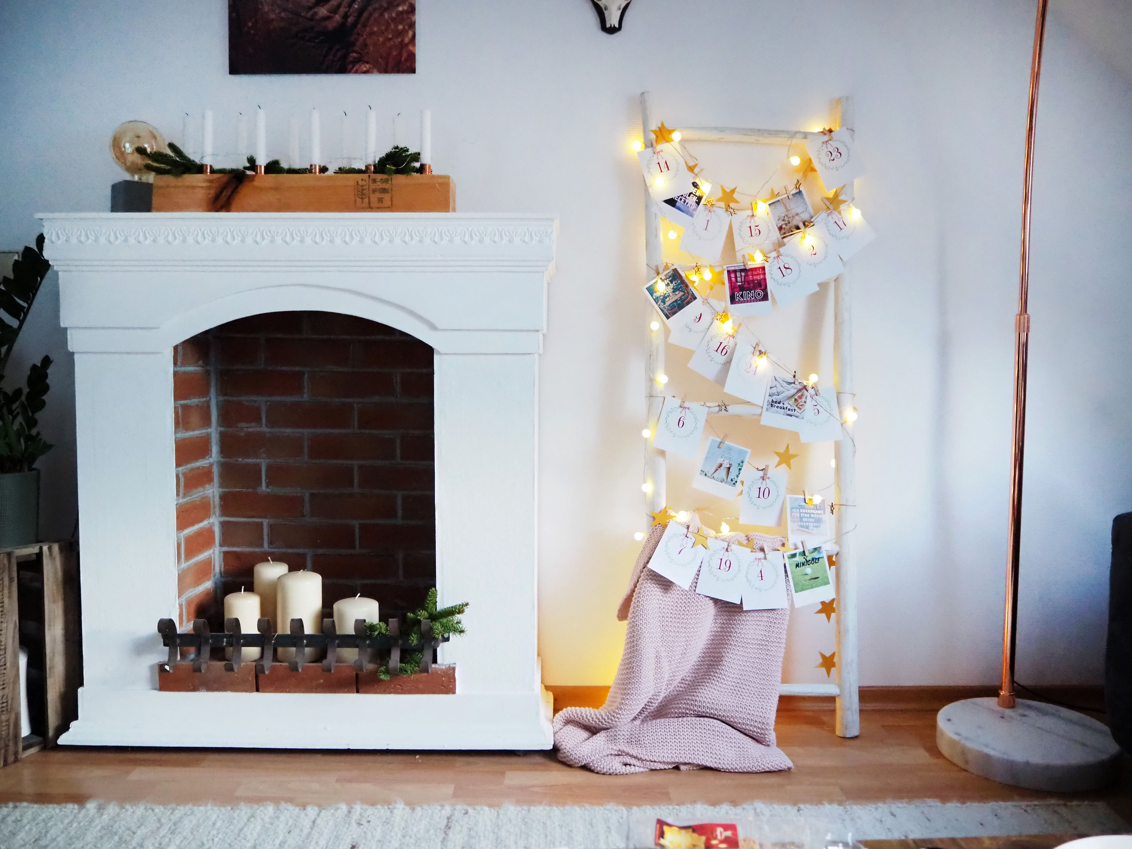 Calendrier de l'Avent avec cartes rétro accrochées sur une échelle décorative