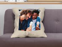 Fotokissen mit einem männlichen Pärchen auf einem Sofa