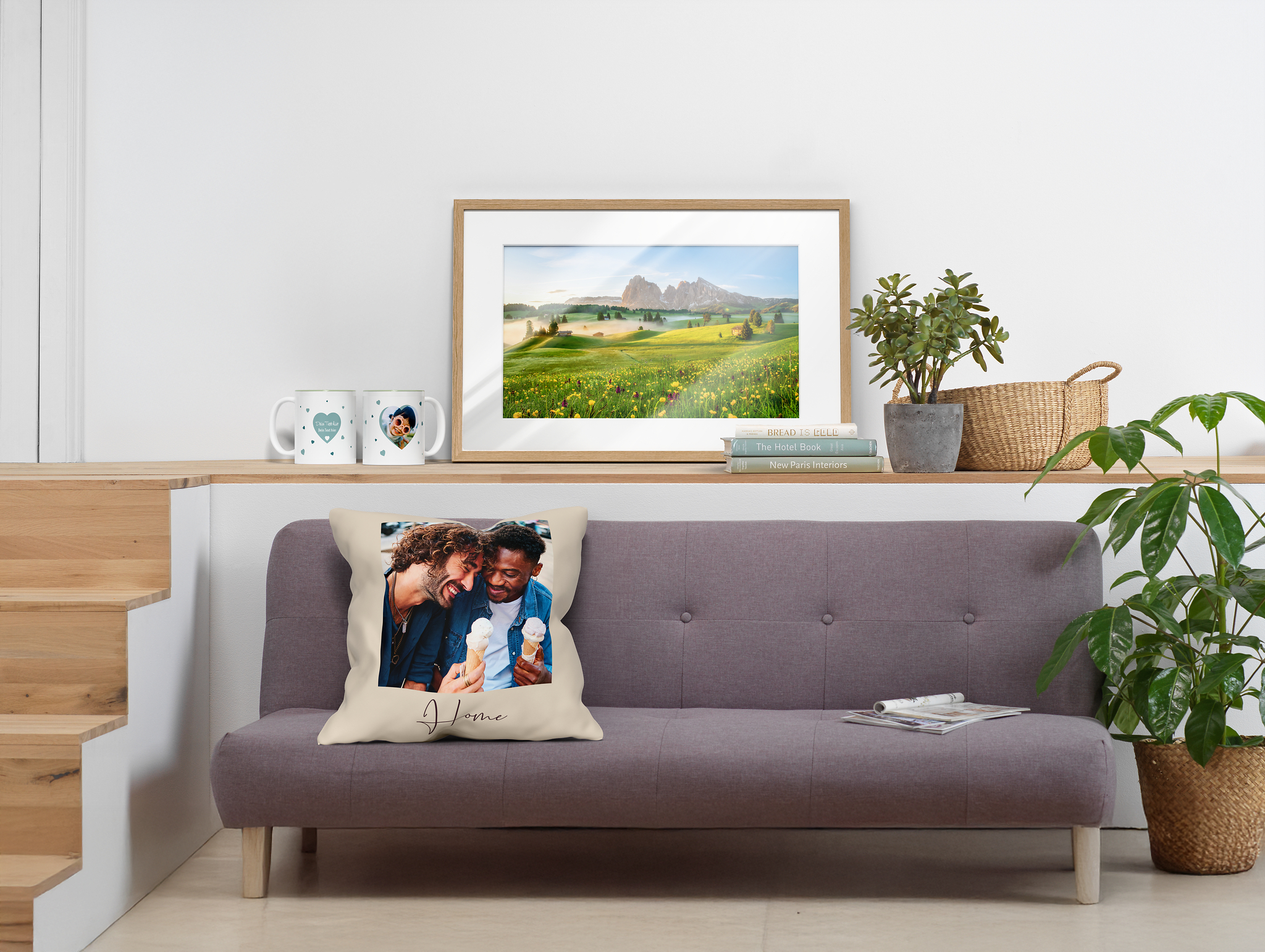 Cojín personalizado con una pareja y puesto sobre un sofá