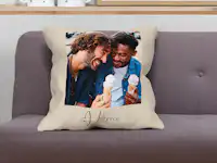 Cojín personalizado con una pareja y puesto sobre un sofá Cojín personalizado con una pareja y puesto sobre un sofá