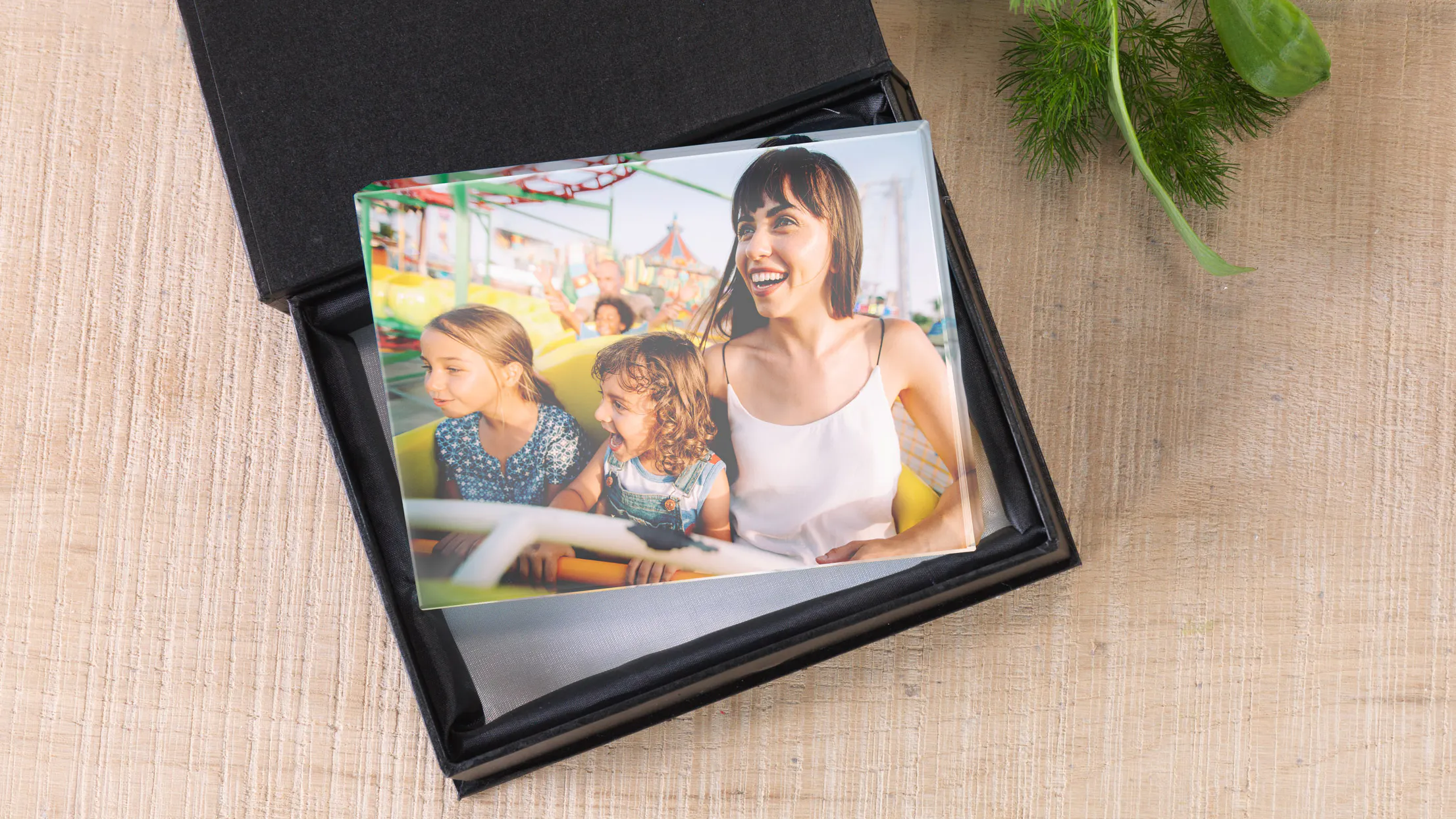 Foto en cristal con la foto de una familia Foto en cristal con la foto de una familia