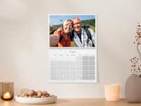 Vikbar A3-väggkalender med en selfie på ett gift par på vandring.