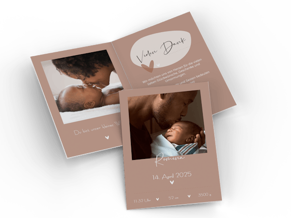 Eine Karte mit Einsteckfoto liegt aufgedeckt nebeneinander, auf der Rückseite ist ein Text zum Thema Baby und auf der Vorderseite ein Familienfoto