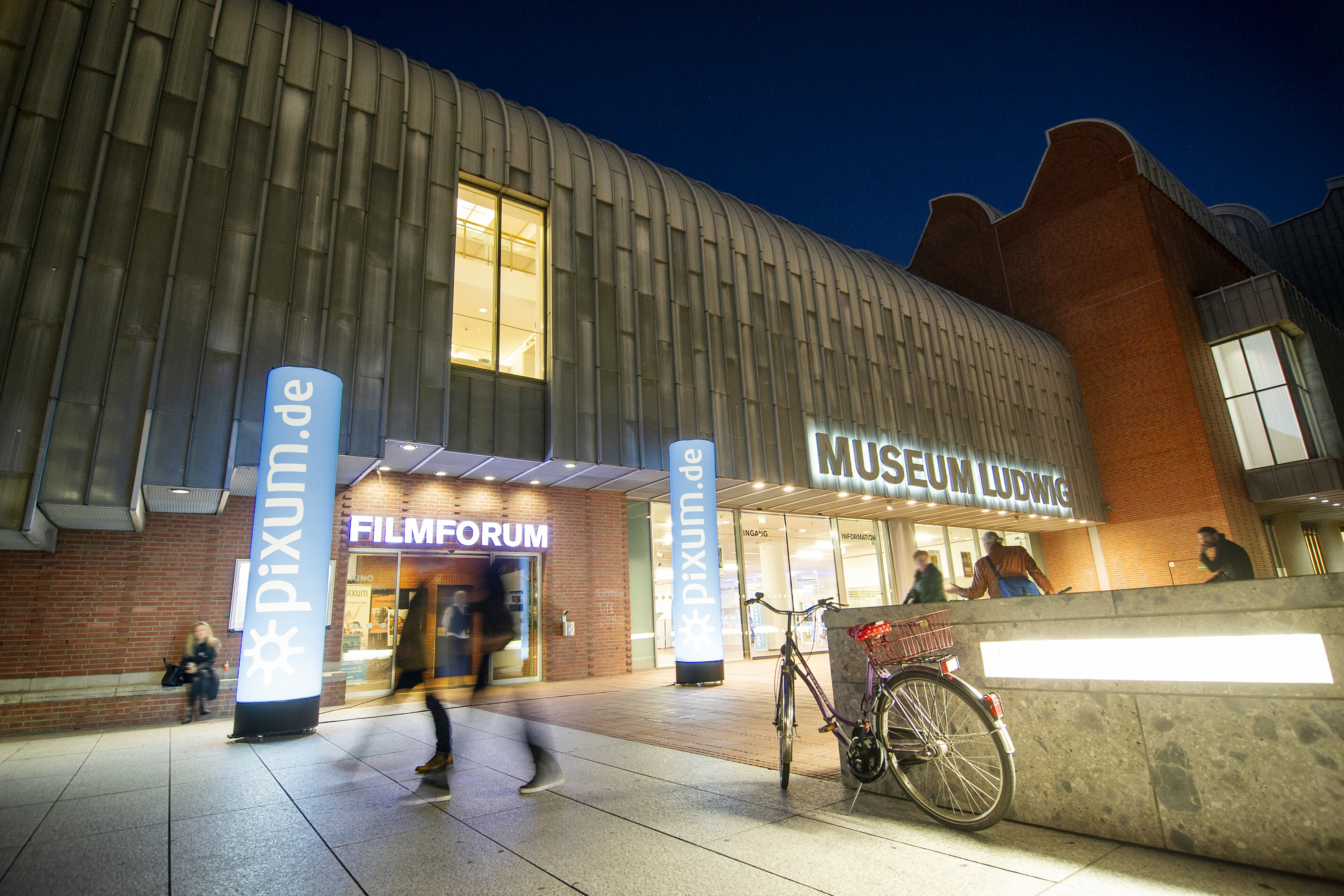 Pixum Leuchtsäulen vor dem Museum Ludwig 