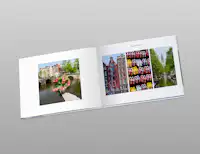 Urlaubsfotobuch mit harmonischen Layouts Aufgeschlagenes Fotobuch mit Urlaubsfotos. Das Design des Fotobuchs zeichnet sich durch harmonische Fotolayouts und kleine Textfelder aus.