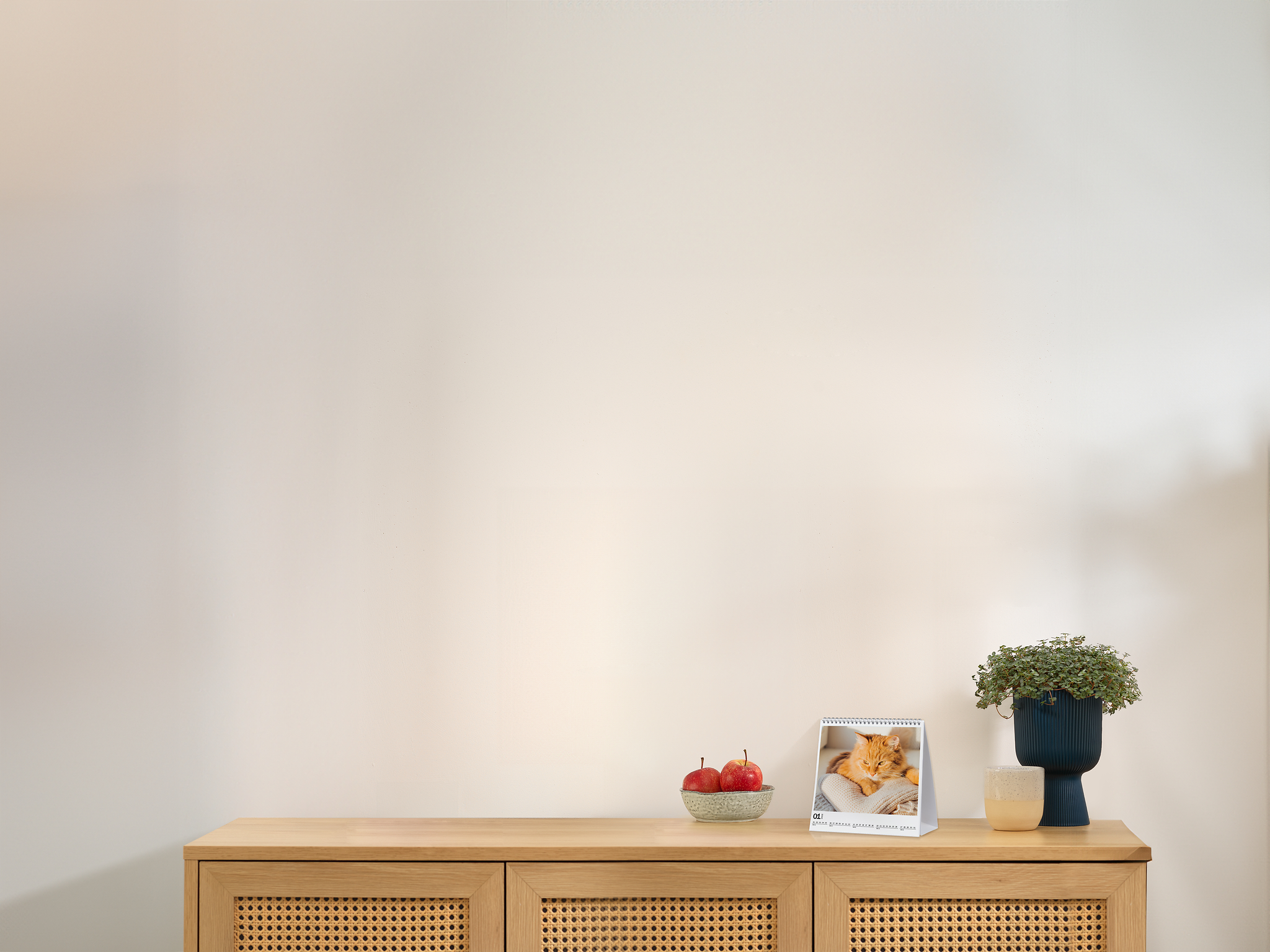 Tisch-Aufstellkalender aufstehend auf einem Regal mit dem Bild von einer hellbraunen Katze