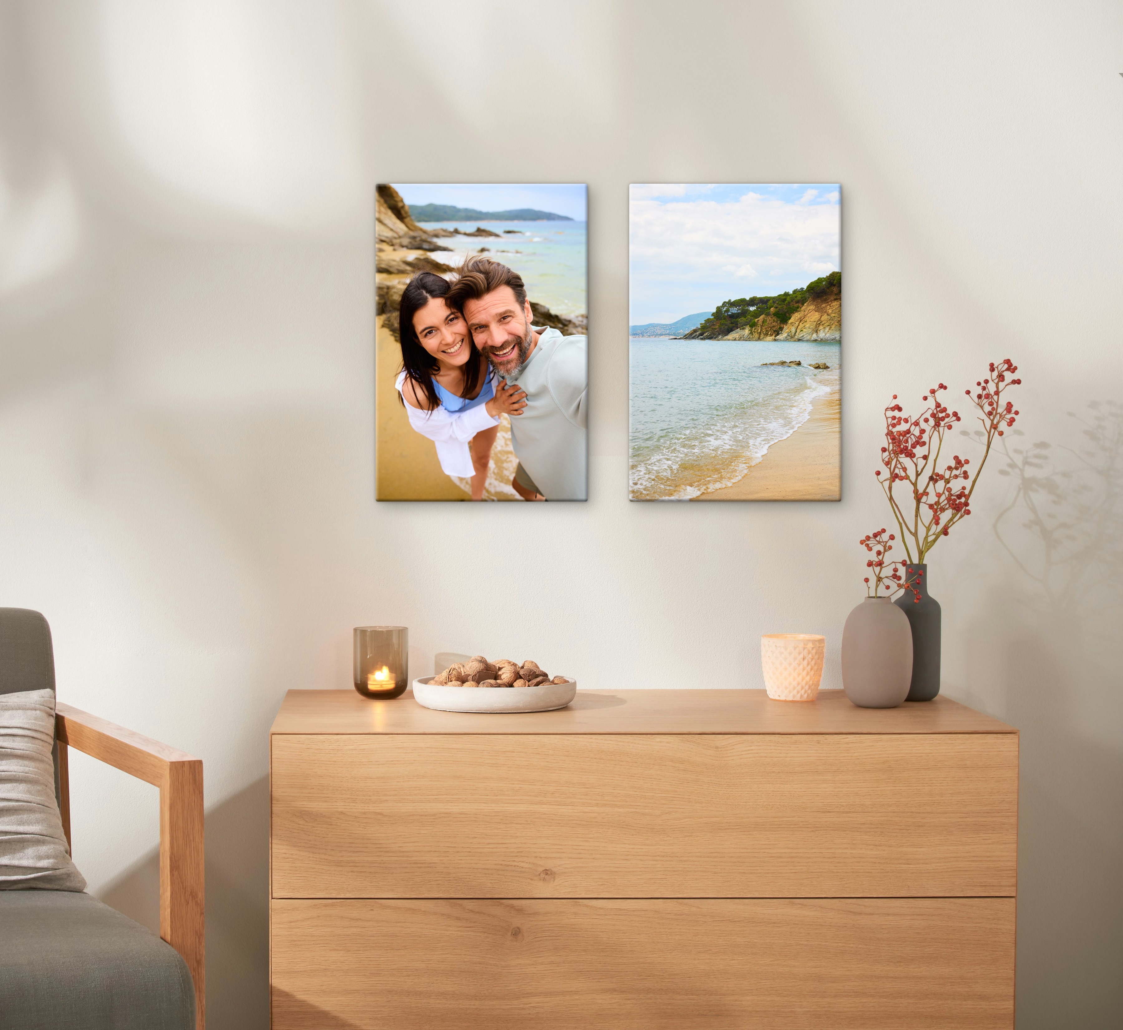 Zwei Fotoleinwände im Format 45x30 cm hängen über einer Kommode und zeigen Bilder von einem Pärchen am Strand.