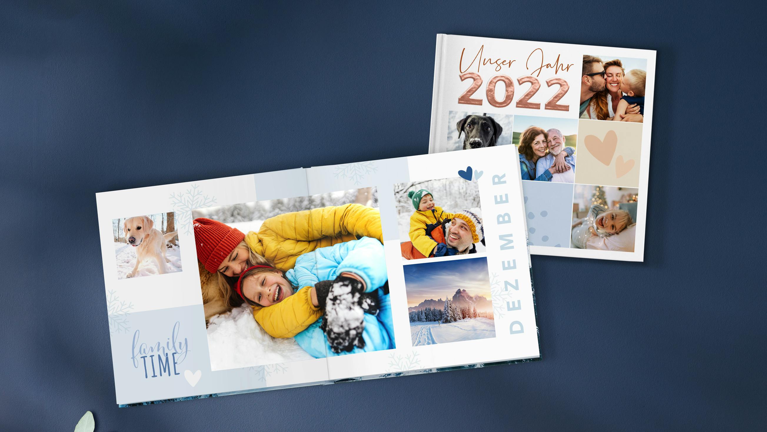 Aufgeschlagenes Pixum Fotobuch im quadratischen Format mit Jahrbuch Gestaltung und winterlichen Fotos einer Familie.