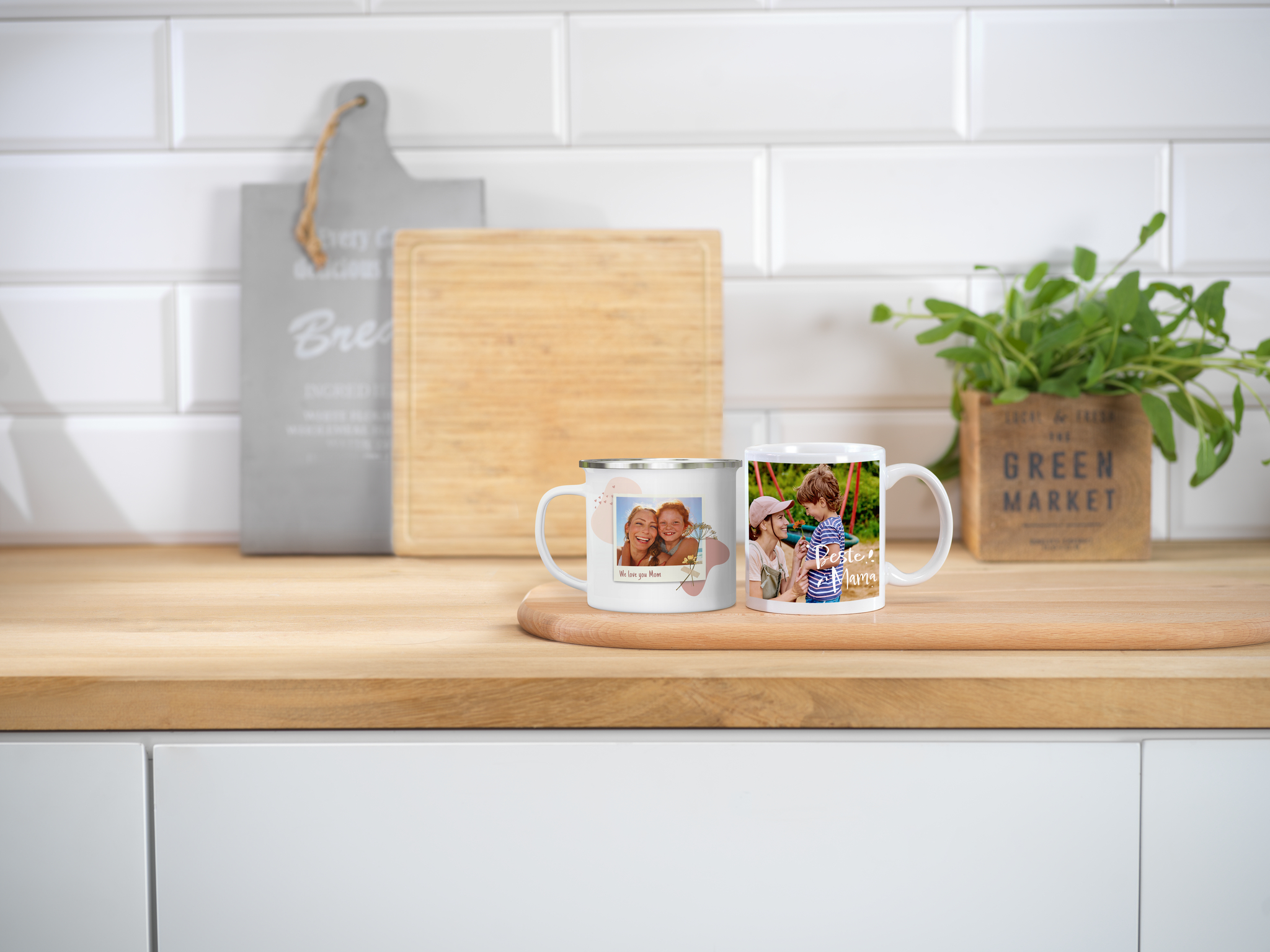 Tazze personalizzate con diversi design in ambiente