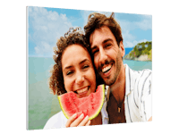 Fotos en vidrio acrílico Foto en vidrio acrílico con la foto de una pareja en la playa con una sandía