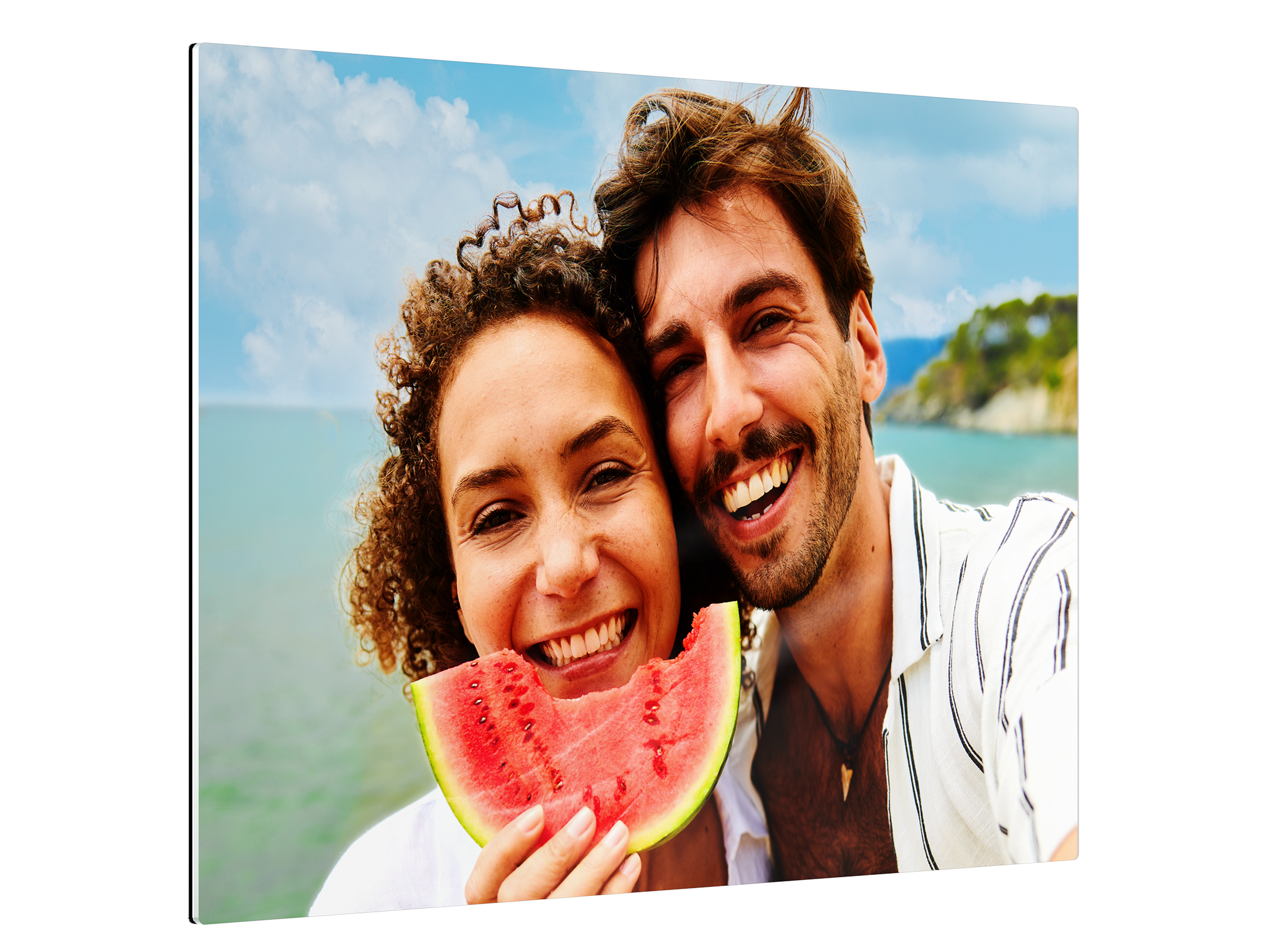 Foto als Galerie-Print mit Motiv eines Paares am Strand mit Wassermelone