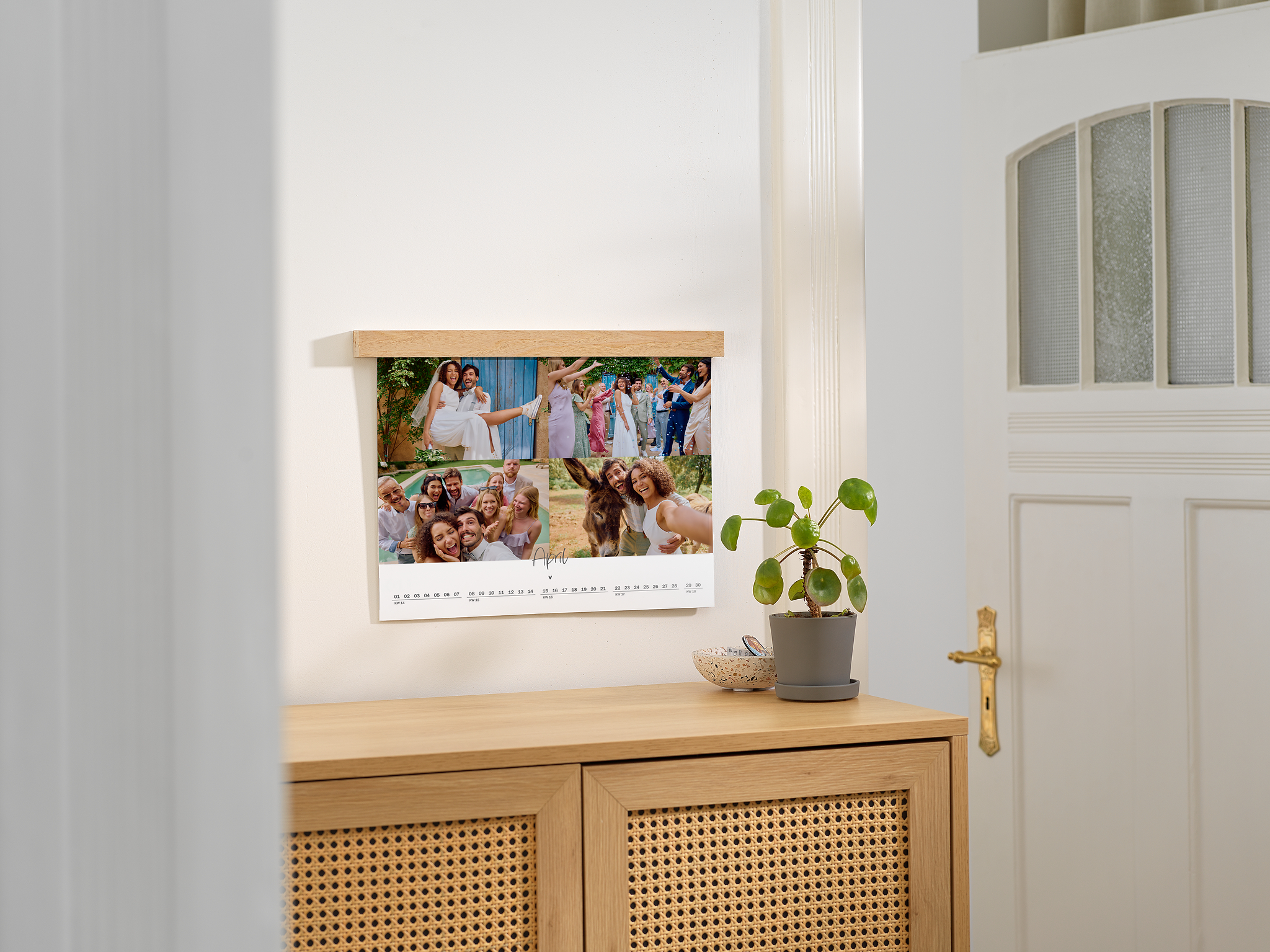 Pixum wandkalender in A3 met een fotocollage aan een muur