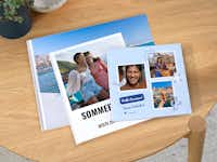 Álbumes Digitales Pixum  Álbumes de fotos apilados unos sobre otros con fotos creativas de las vacaciones