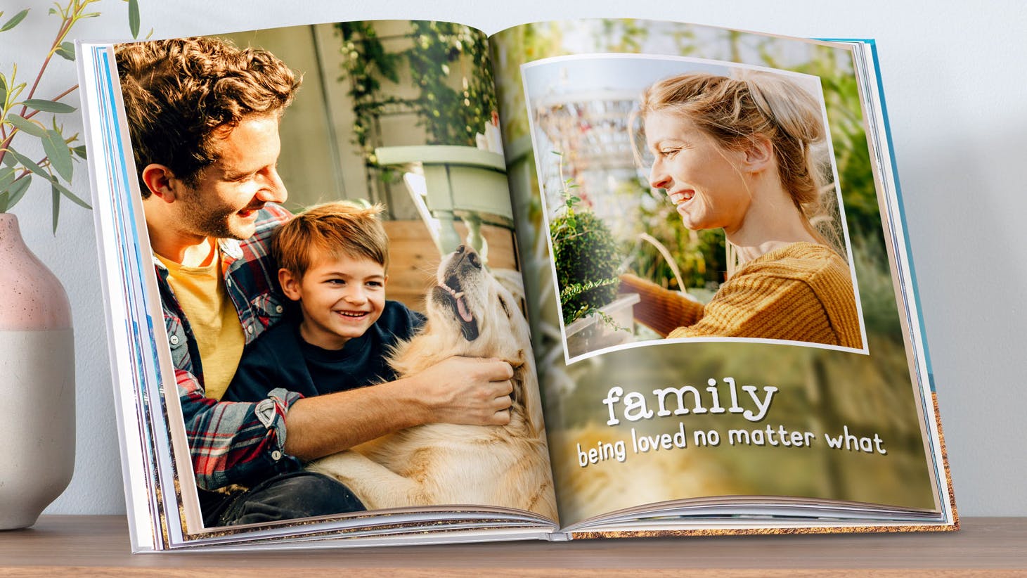 Pixum Fotobuch im Hochformat mit Fotots einer Familie und Golden Retriever
