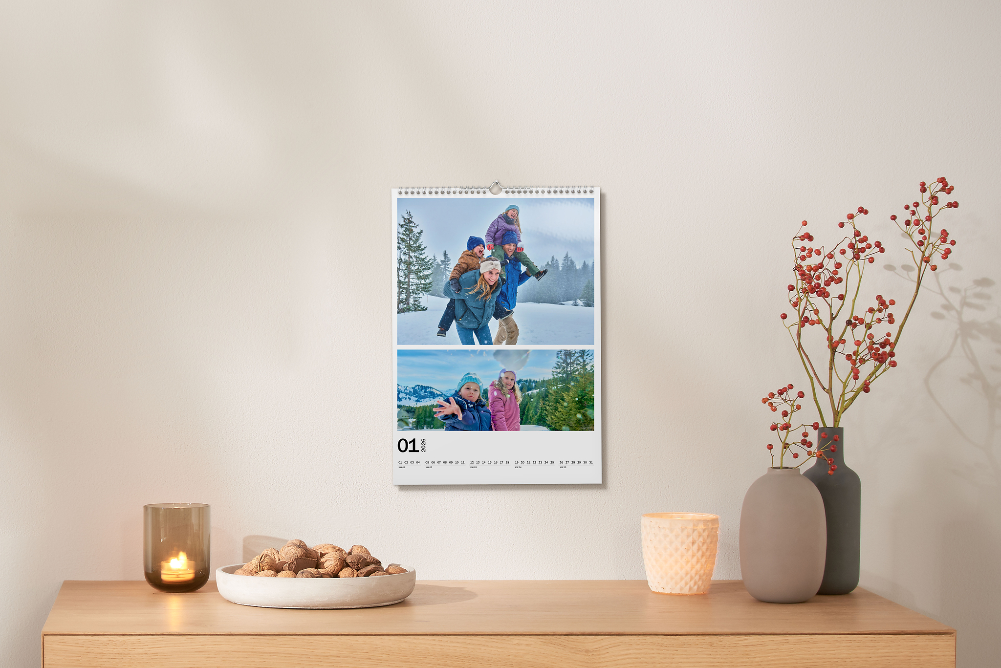 Wandkalender A3 mit einem Pärchenbild im Hochformat an einer Wand 