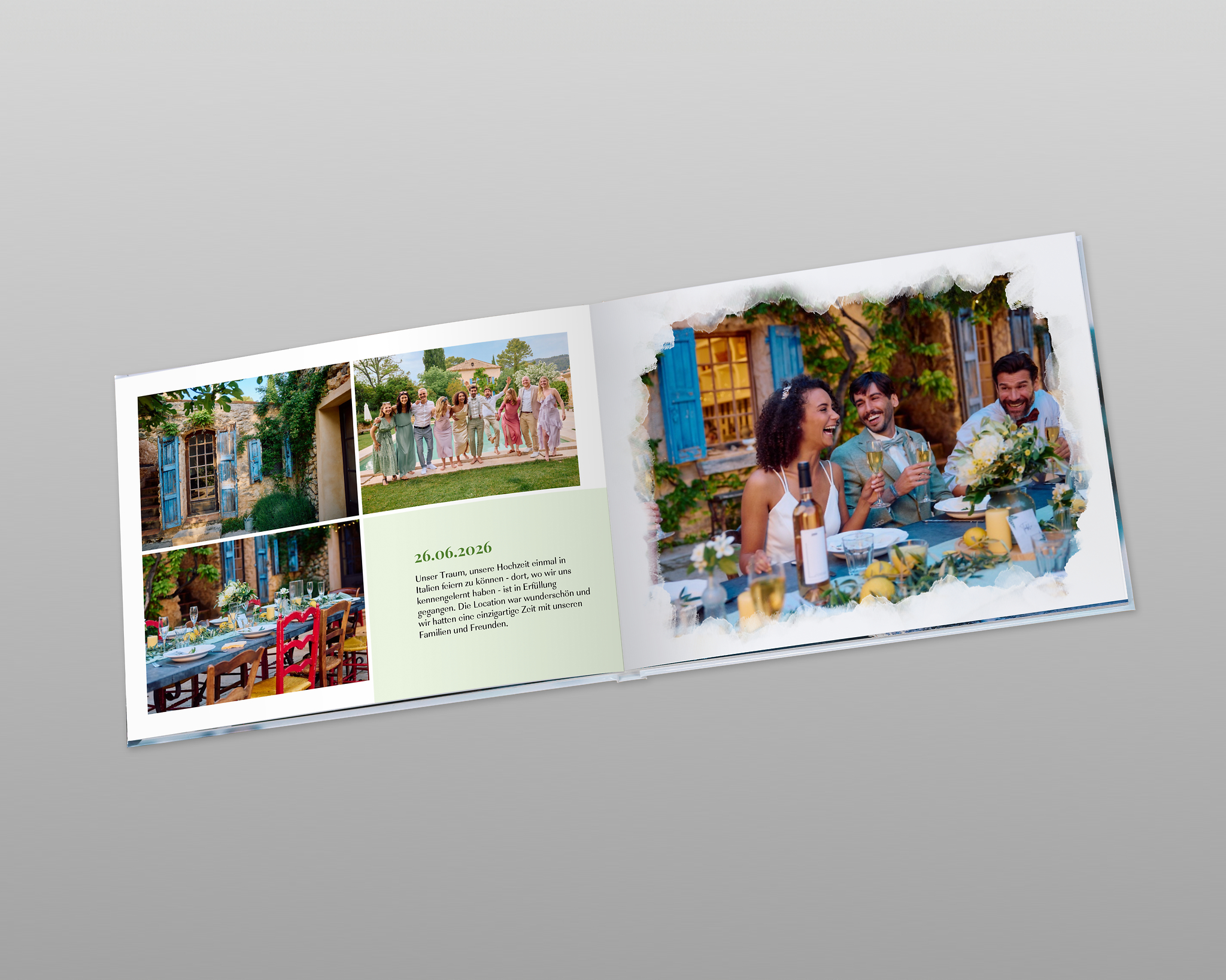Ein aufgeklapptes Hochzeitsfotobuch zeigt Bilder einer Hochzeit im freien. Auf der linken Seite befinden sich drei Fotos und ein Text und auf der rechten ein großes Foto vom Hochzeitspaar mit verschwommenen Rändern wie von Wasserfarbe.