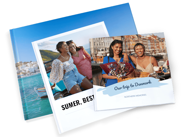 Tres álbumes de fotos apilados en los que se ve la portada. En la de abajo hay un paisaje de playa, en la del medio hay una foto de dos amigas y la inscripción "Sumer, best Moments", y en la de arriba también hay la foto de dos amigas y la inscripción "out trip to Denmark"