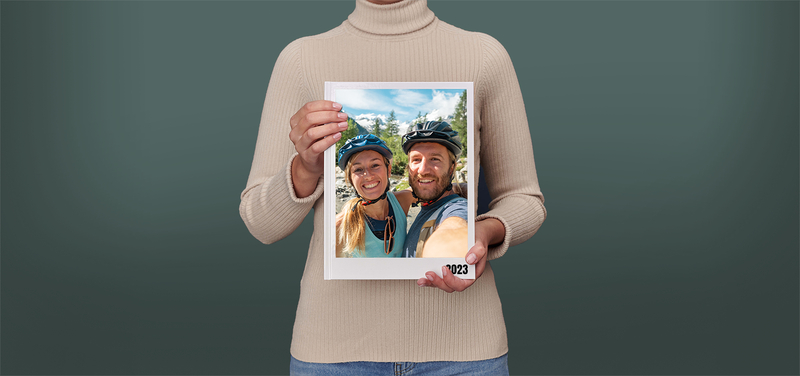 Pixum Fotobuch gross im Hochformat mit dem Selfie von Mountainbikern auf dem Cover