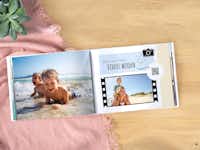 Pixum Fotobuch Pixum Fotobuch mit Urlaubsbildern einer Familie am Strand und einem eingefügten Video inkl. QR-Code