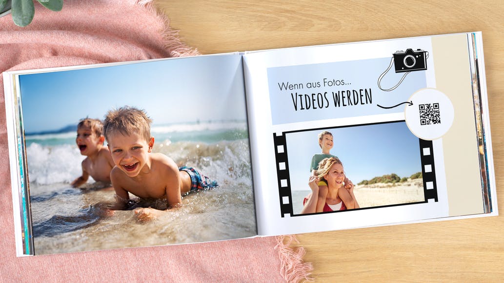 Livre photo Pixum avec des photos de famille à la plage et un code QR avec un lien vers une vidéo