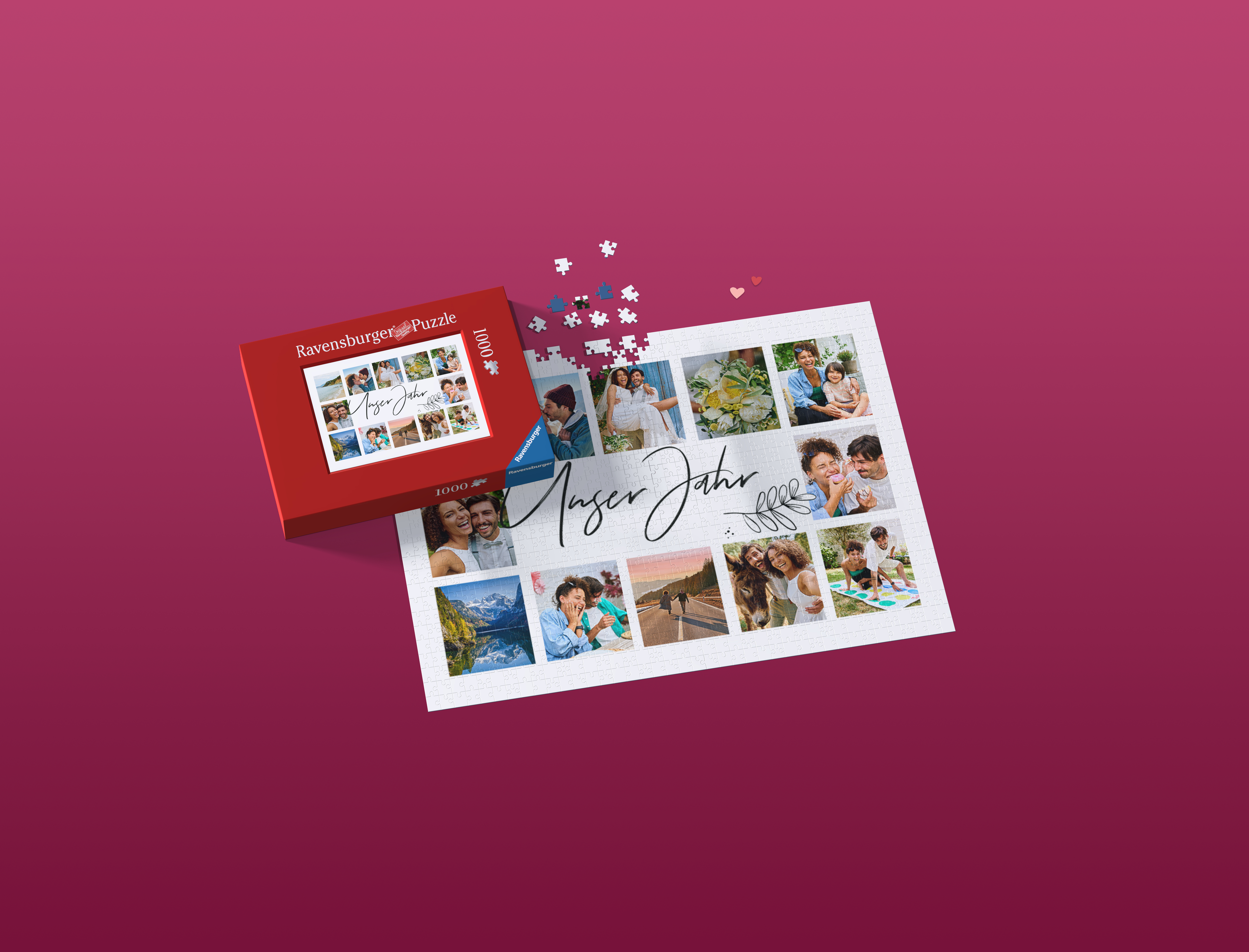 Ein Fotopuzzle mit Karton liegt auf einer dunkelrose Oberfläche. Es zeigt Pärchenbilder von glücklichen Momenten und den Schriftzug "Unser Jahr". Einige Puzzleteile liegen verstreut daneben.