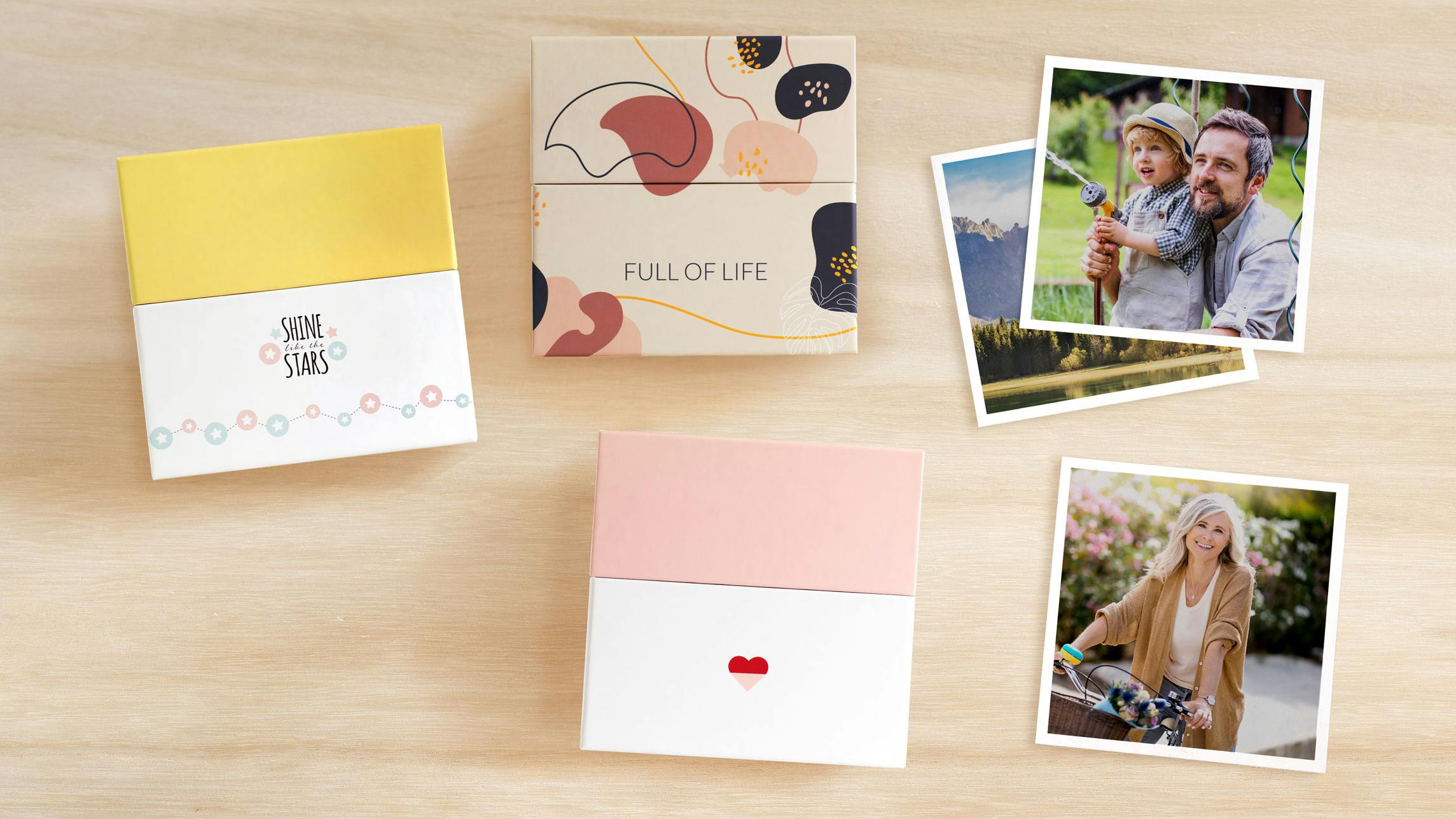 Square-Prints mit verschiedenen Boxen mit Designs und Familienmotiven im Ambiente