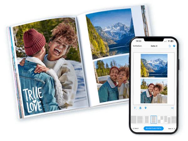 Álbum de fotos personalizado con fotos de 2022 abierto por la mitad con fotos de una pareja en sus vacaciones