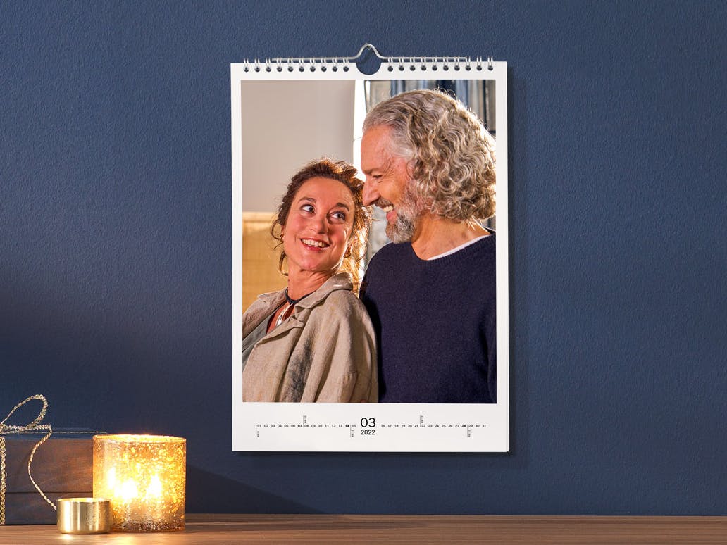 Personaliseret kalender 2022 højformat A4 med foto af to voksne, der ser på hinanden