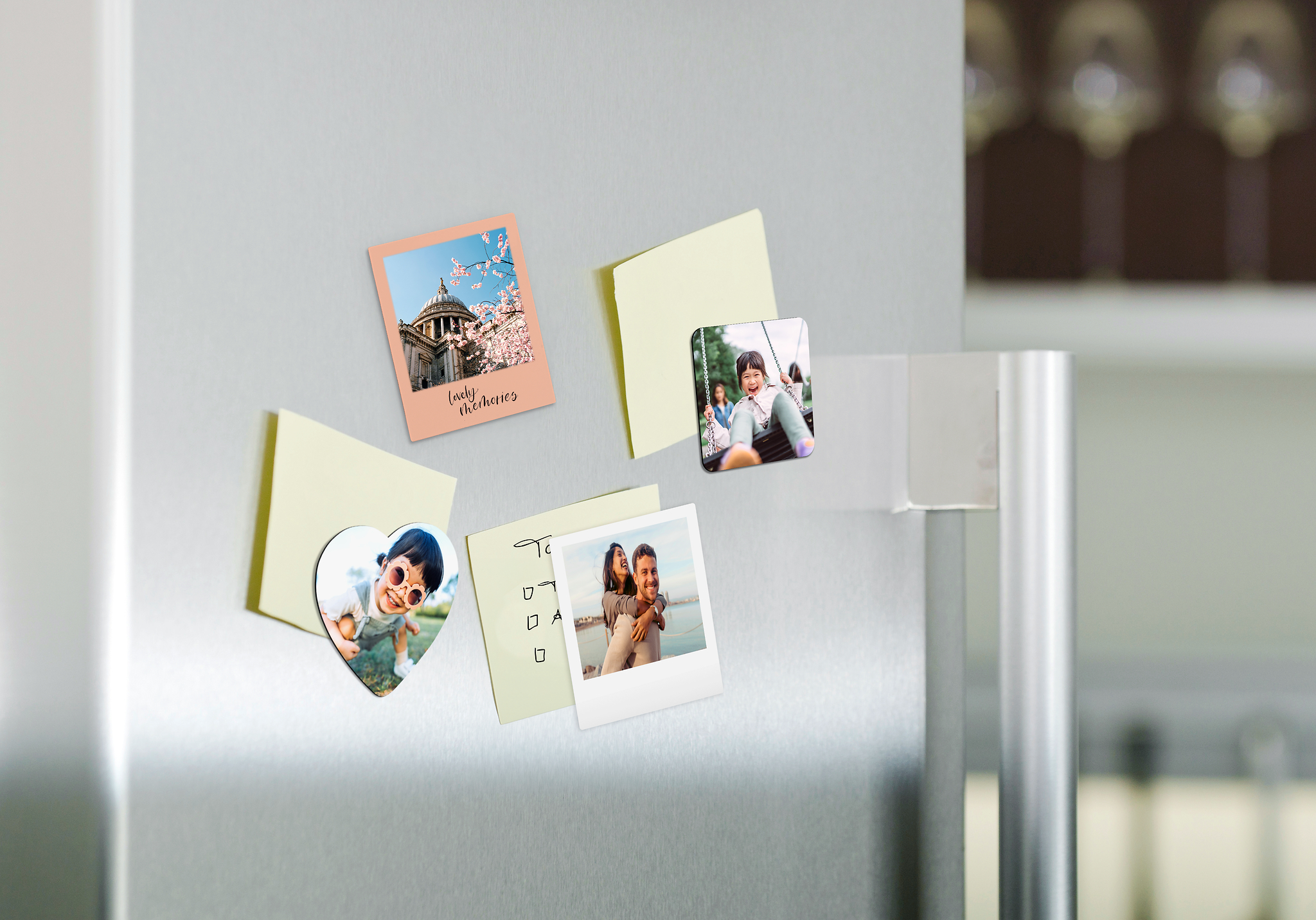 Quadratische, herzförmige und Retro-Stil Fotomagnet mit sommerlichen Motiven an einem Kühlschrank