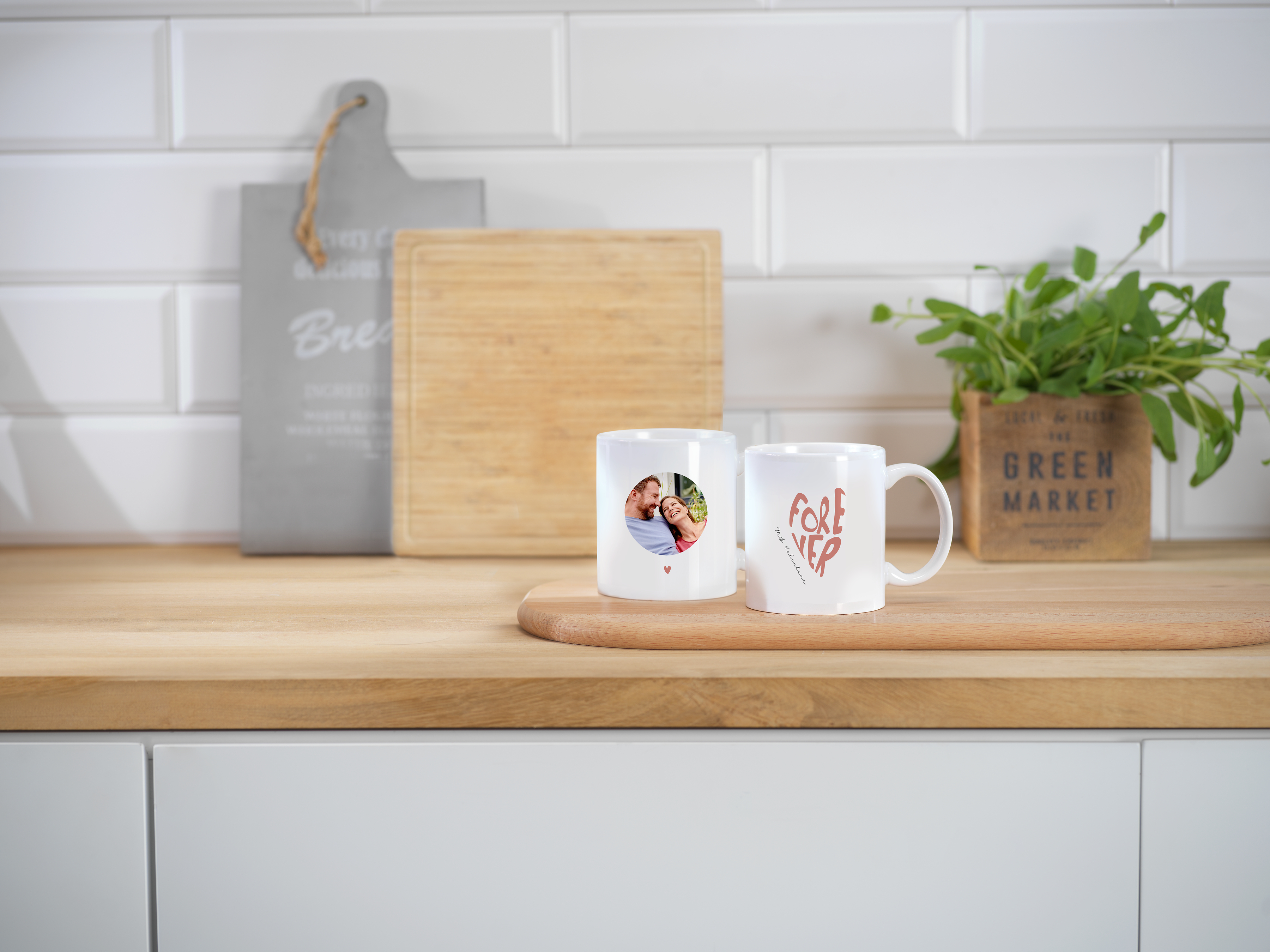 Deux mugs photo au design créatif sont posés sur le plan de travail dans une cuisine.