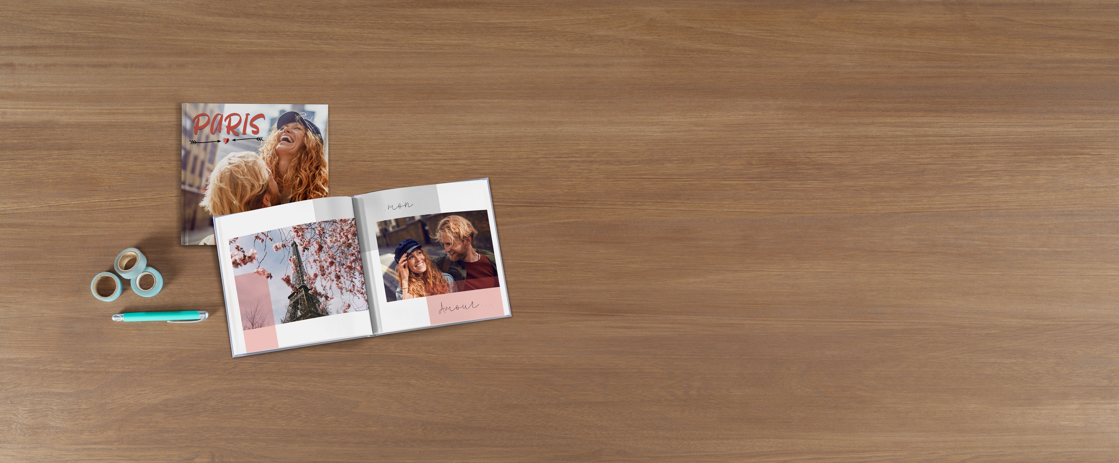 Petit livre photo carré posé sur une table en bois avec photos d'un couple à Paris