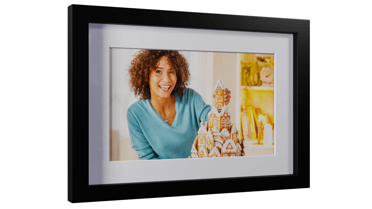 Bild im Rahmen Animation eines Posters im Rahmen mit winterlichem Motiv einer Frau