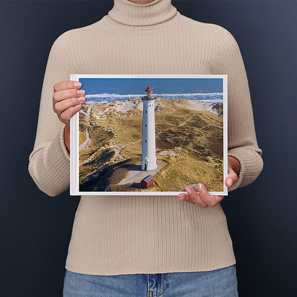 Una donna regge il Fotolibro Pixum grande panoramico