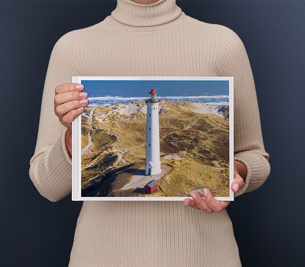 Una donna regge il Fotolibro Pixum grande panoramico
