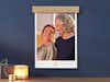 Calendrier photo personnalisé avec cache-spirale en bois et photo d'un couple