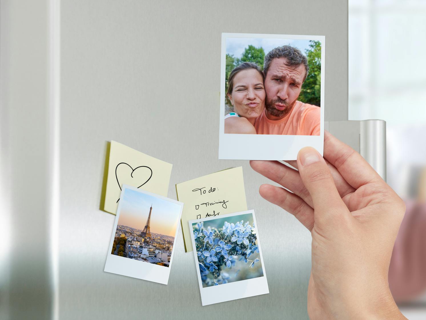 Fotomagnete im Retro-Stil mit Ambientebildern auf einem Kühlschrank