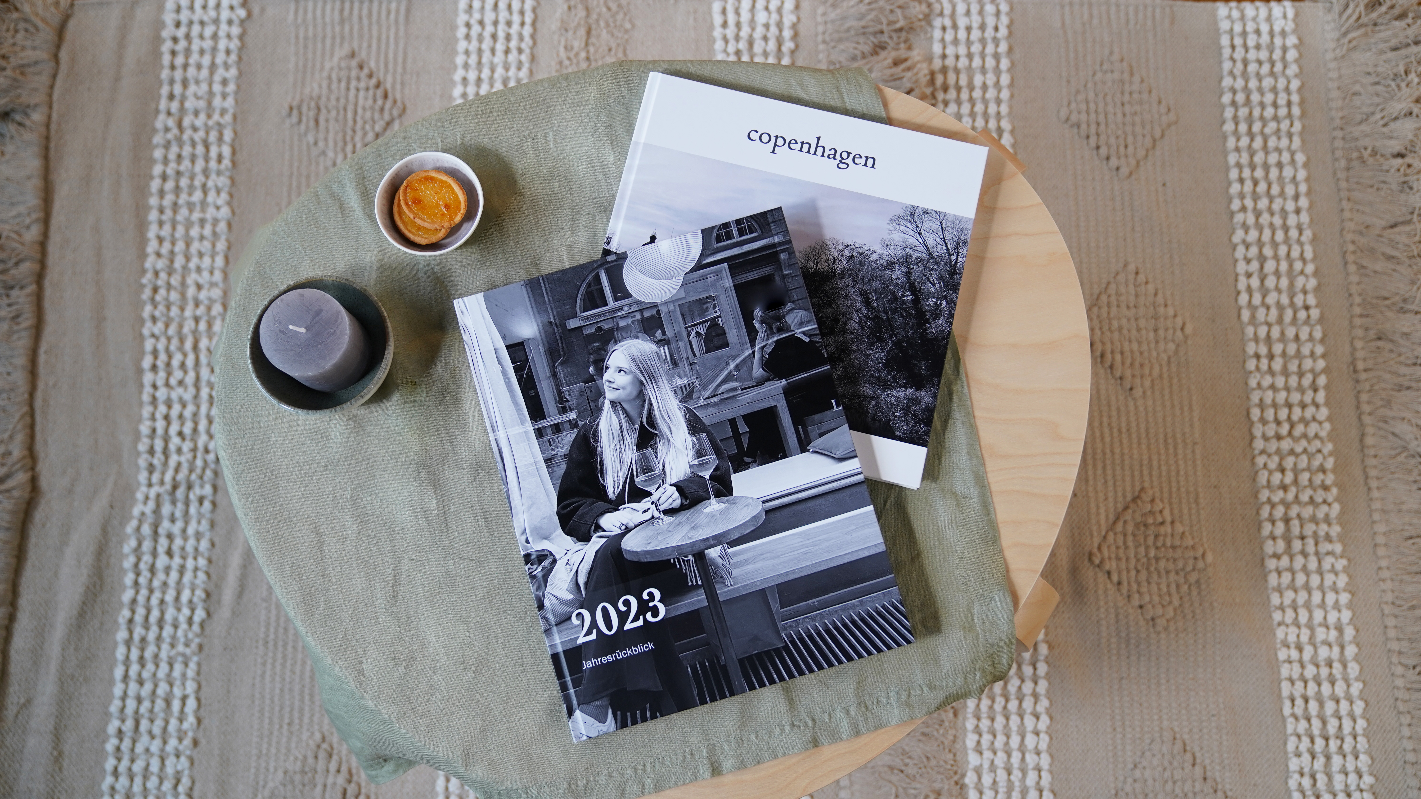 Zwei Coffee Table Books mit schwarz-weißem Cover auf einem Couchtisch