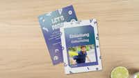 Karte mit Einsteckfoto als Geburtstagseinladung Eine Karte mit Einsteckfoto als Geburtstagseinladung liegend auf einem Tisch
